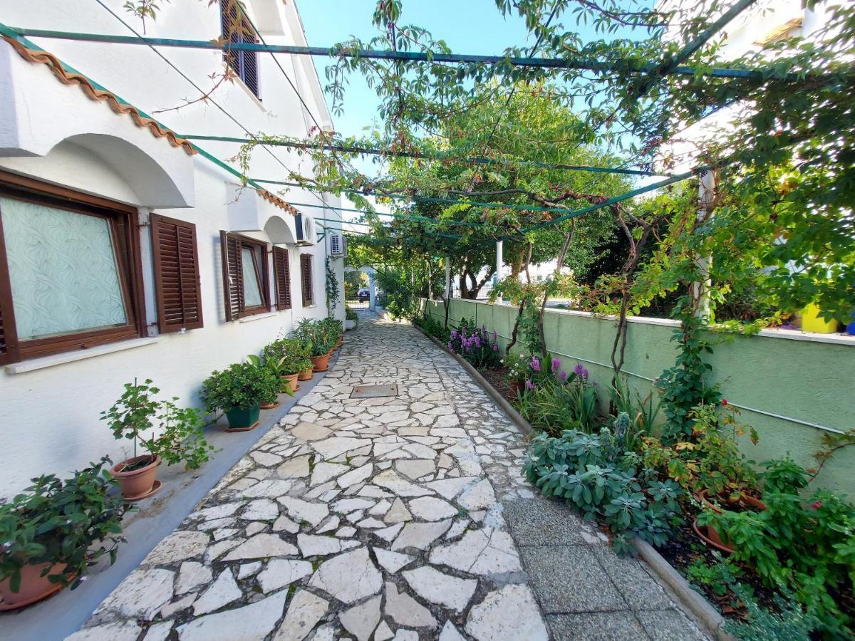 Apartments Fam Tomasic Baška Esterno foto